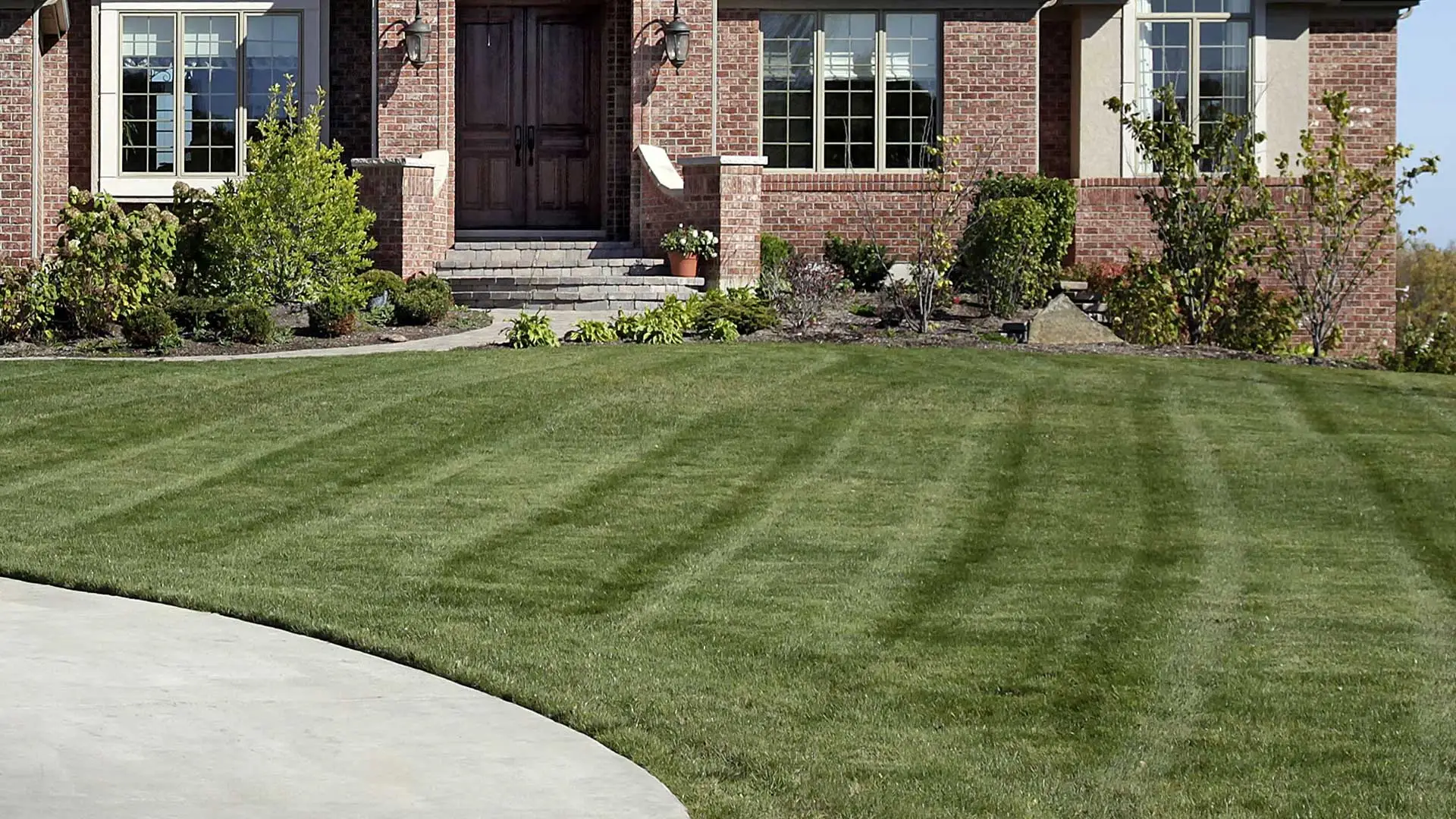 Beautiful green lawn cut with mowing stripes in the front lawn of a home in Rhinecliff, NY.