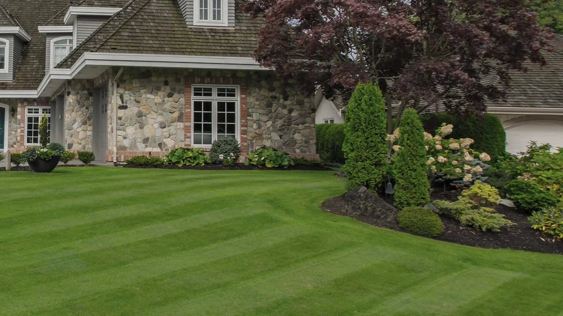 Trimmed landscaping shrubs and hedges in front of a home in Rhinecliff, NY.